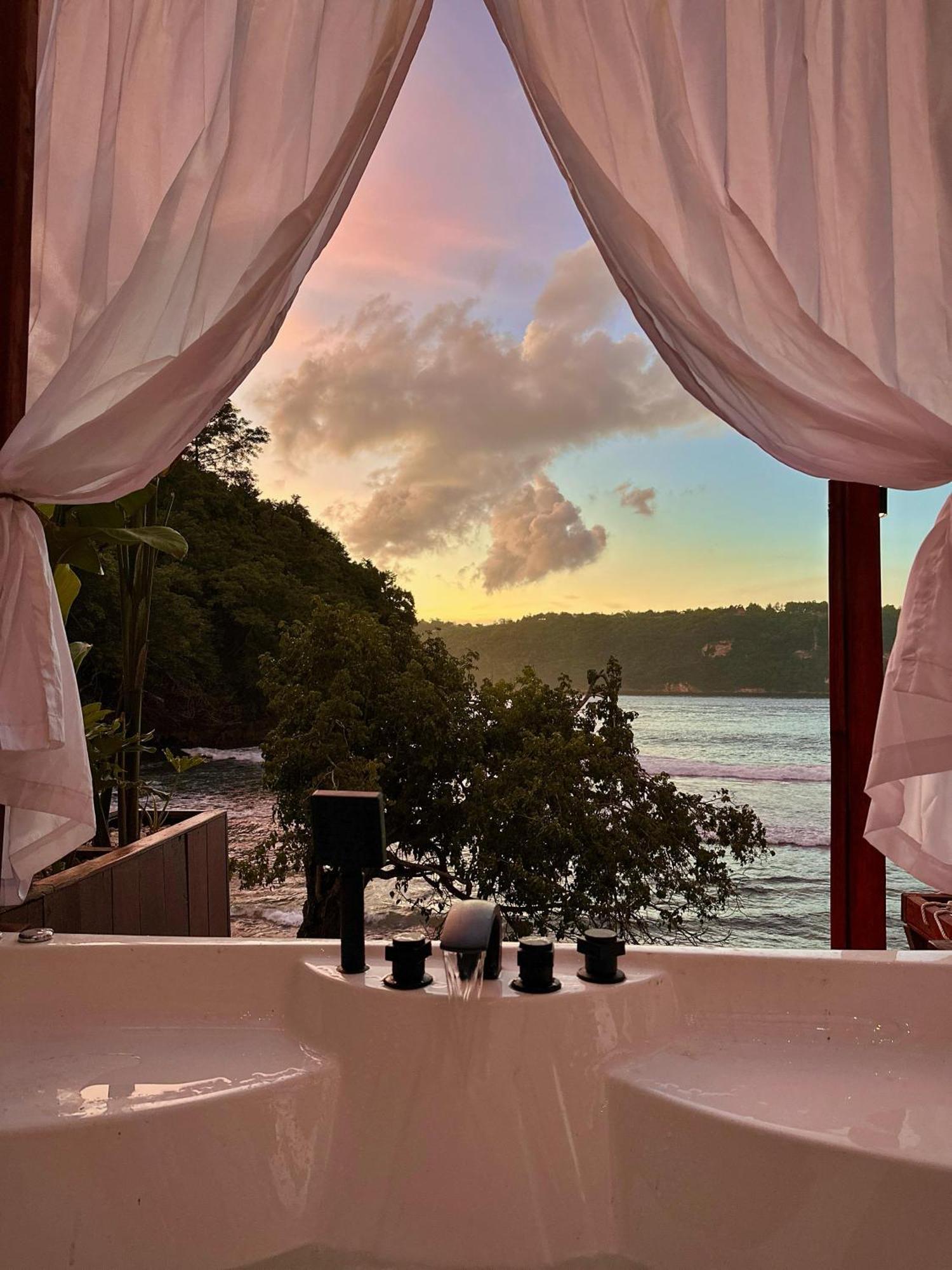 Beachfront Luxury Dome Villas - Gamat Bay Resort Nusa Penida Exterior foto